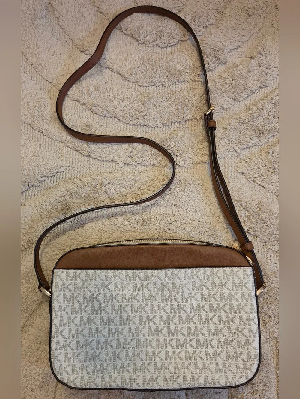 Jet Set Logo Crossbody Bag In Vanilla